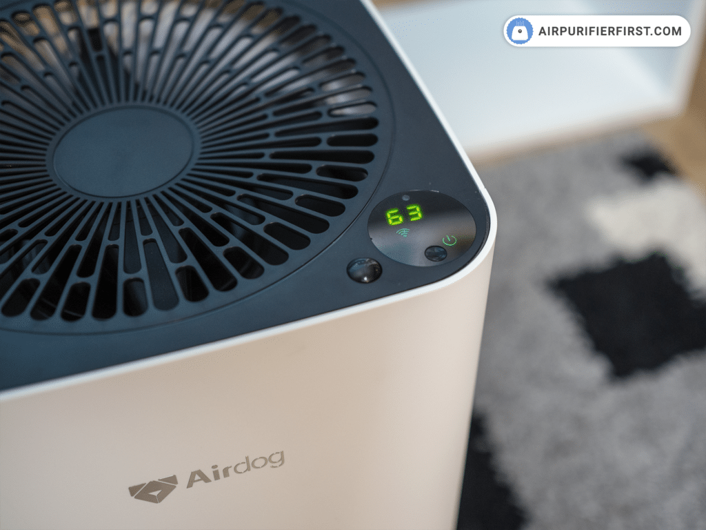 Display on the Airdog X3 air purifier that shows air quality index in a room.